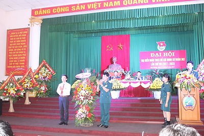 Thường trực Thành đoàn tặng hoa chúc mừng Đại hội Đại biểu Đoàn TNCS Hồ Chí Minh Sư đoàn phòng không 363 lần thứ VIII, nhiệm kỳ 2017 - 2022